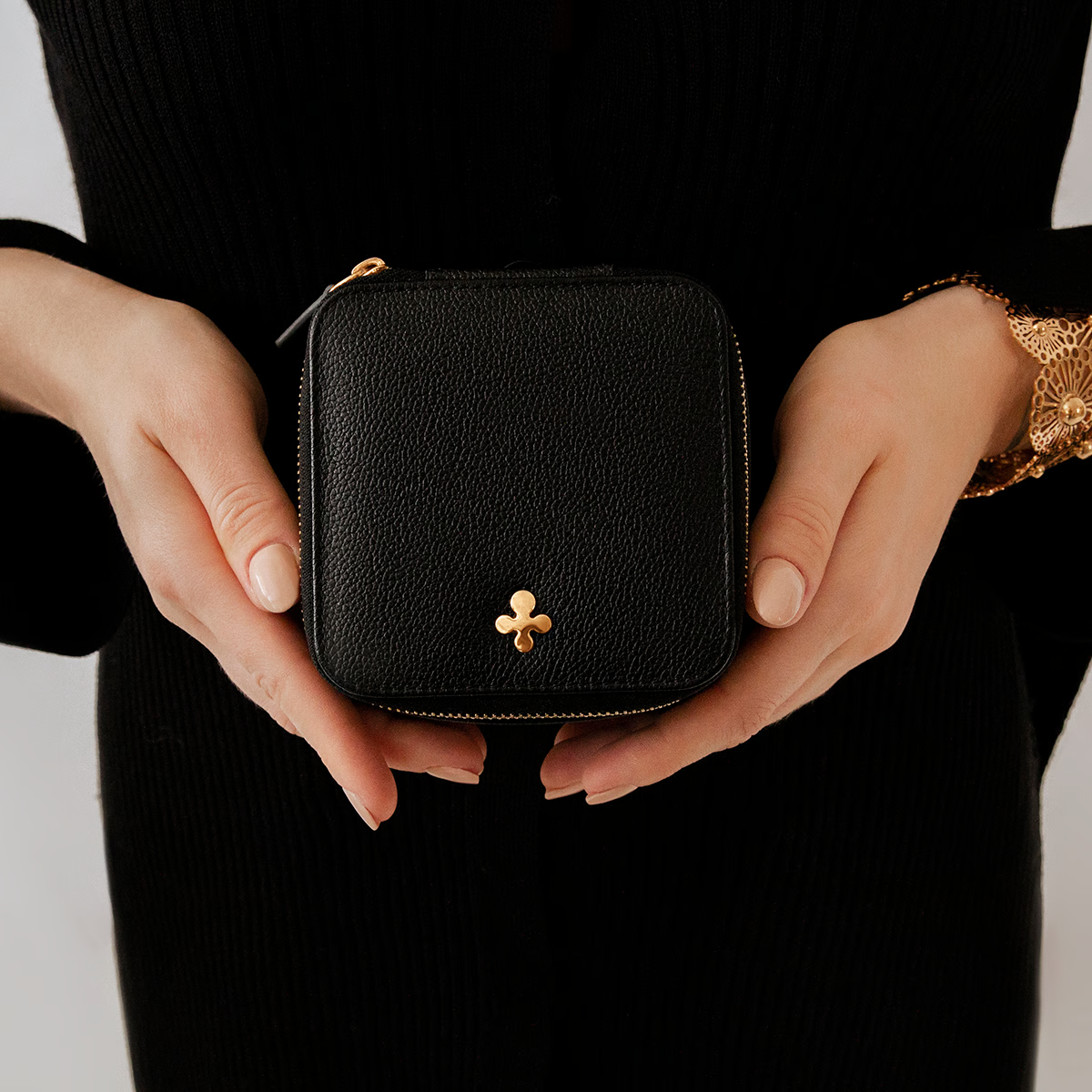 Cutie neagră, Lilou